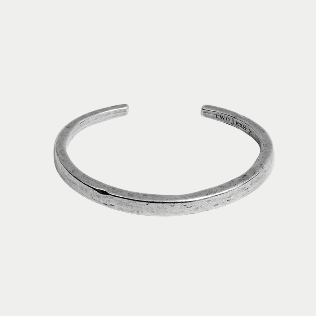 Bracelet jonc ouvert 02 Twojeys argenté à surface martelée et embouts droits, logo gravé à l'intérieur