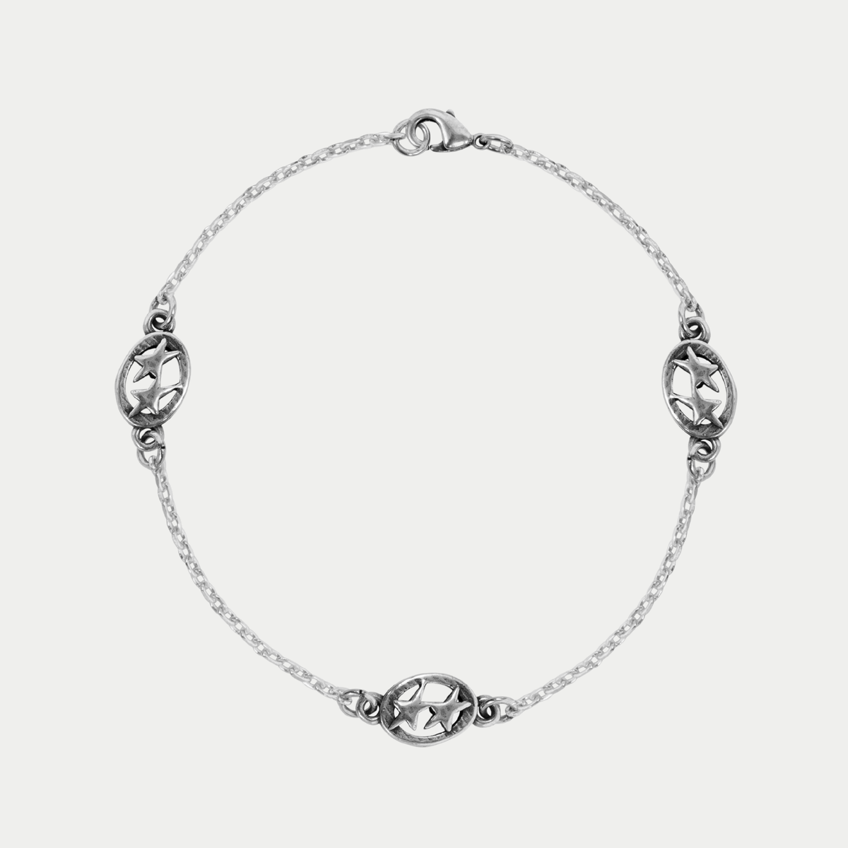 Bracelet Mini Superstar Twojeys argenté à plat : chaîne fine, trois médaillons logo étoiles et fermoir mousqueton
