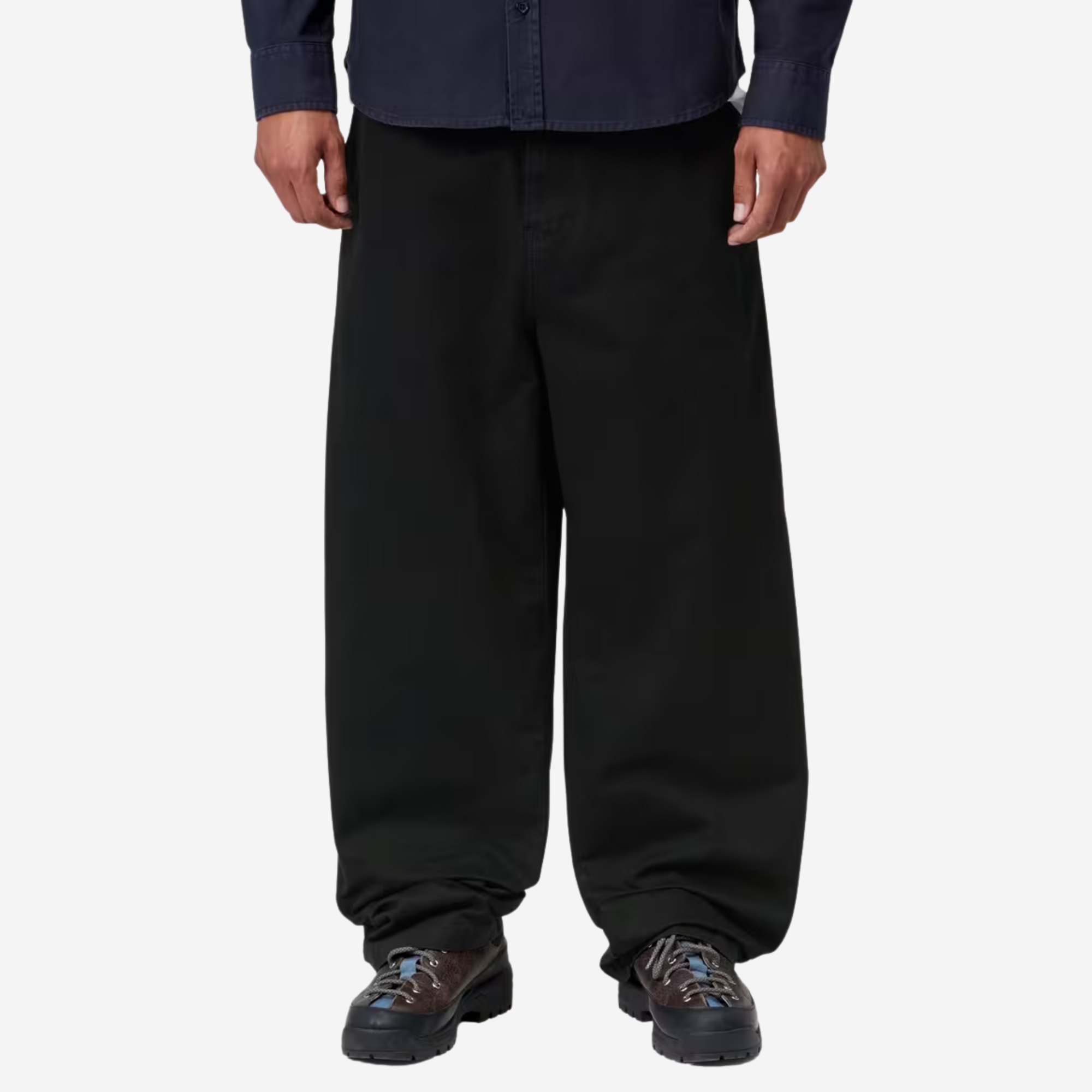 Pantalon Brady Black Stone Washed Carhartt WIP porté de face avec chemise marine et chaussures de marche