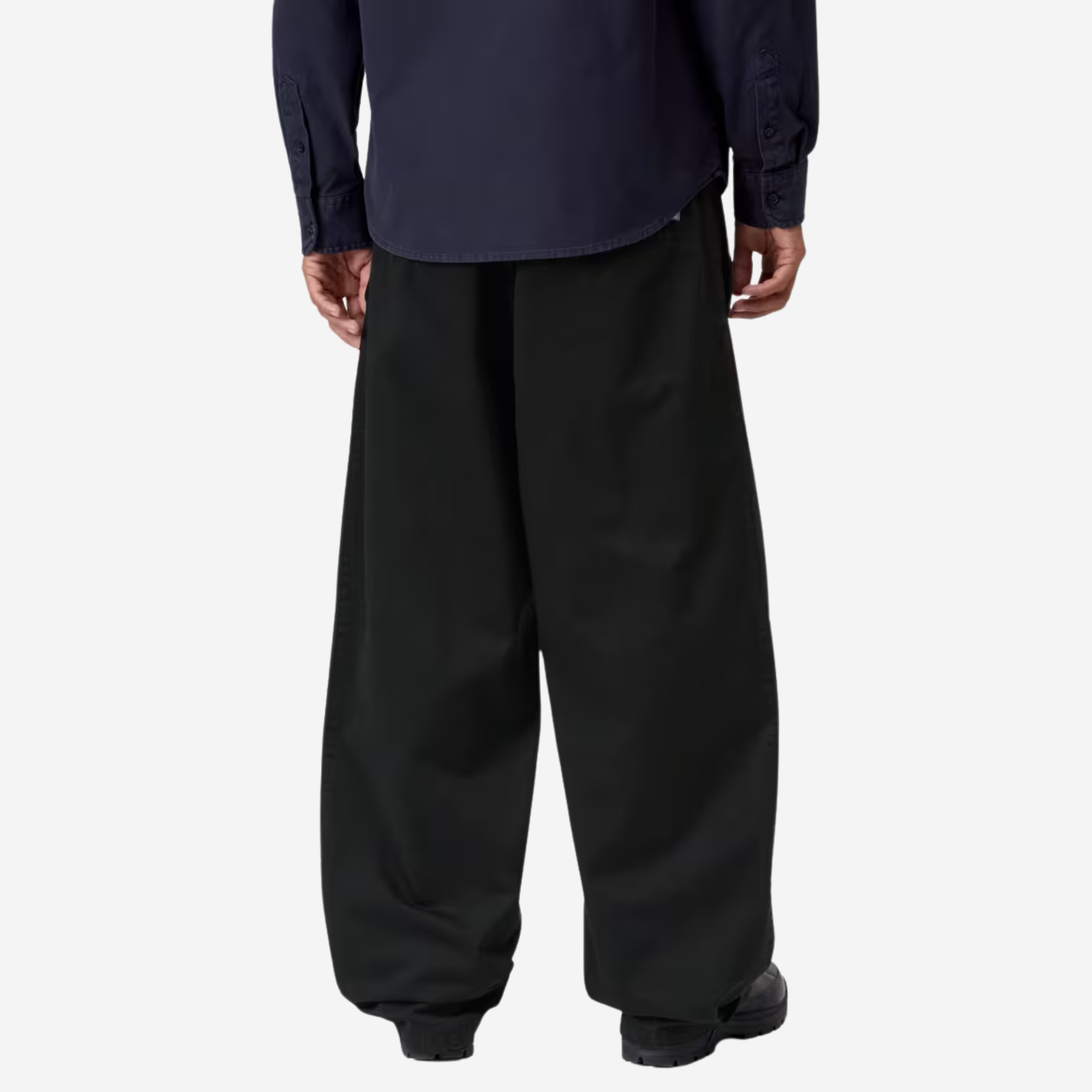 Pantalon Brady Black Stone Washed Carhartt WIP porté de dos, jambe ample tombant sur la chaussure
