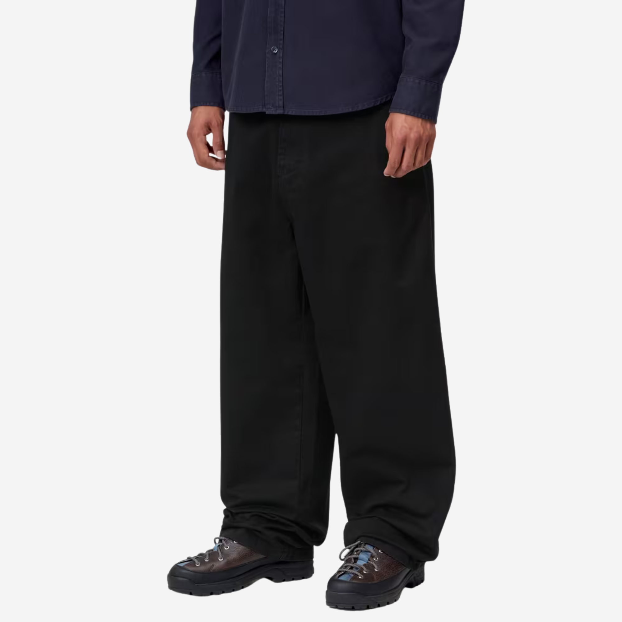 Pantalon Brady Black Stone Washed Carhartt WIP porté de trois-quarts, vue du tombé et de la couture de côté