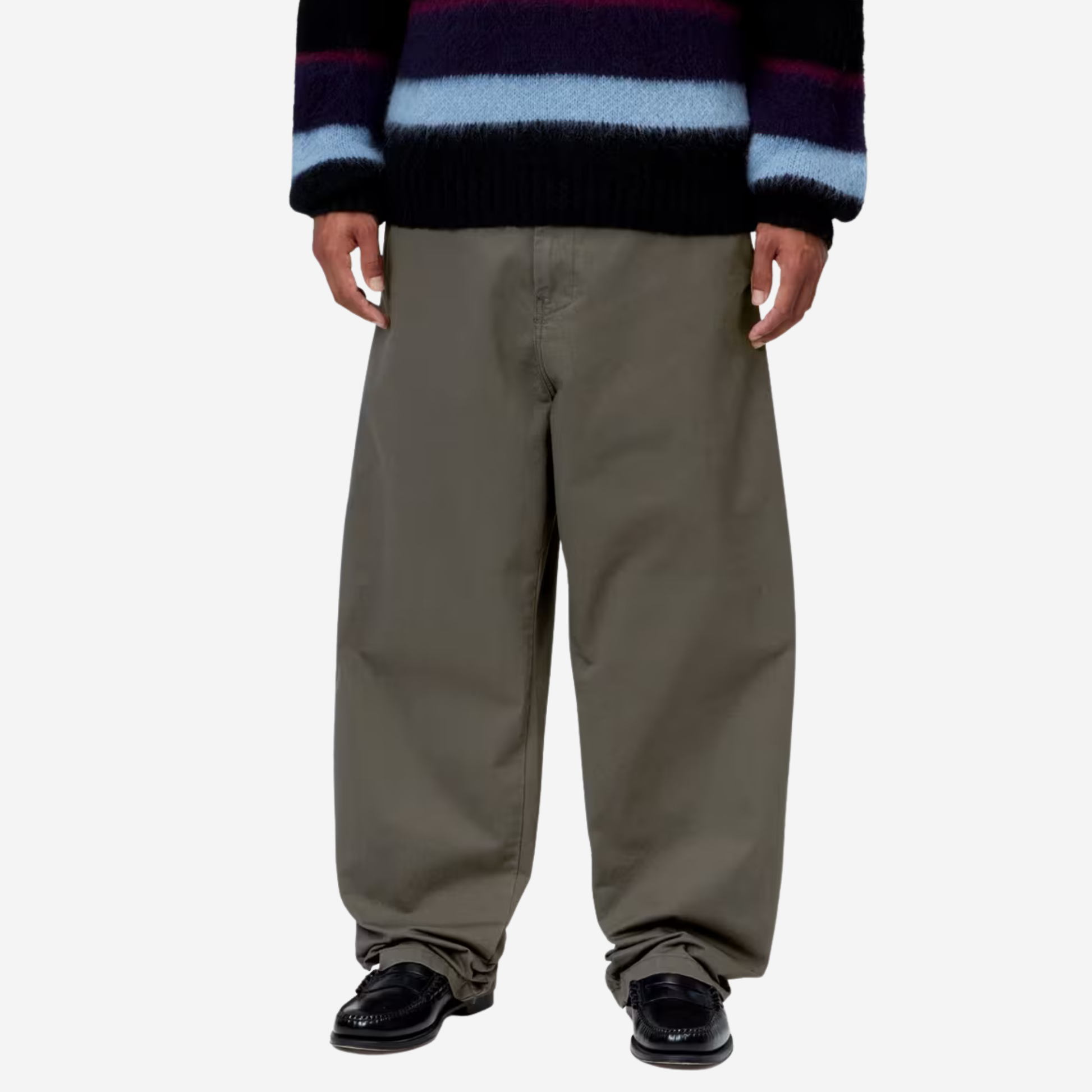 Pantalon Brady Shungite Stone Washed Carhartt WIP porté de face avec un pull mohair rayé et des mocassins