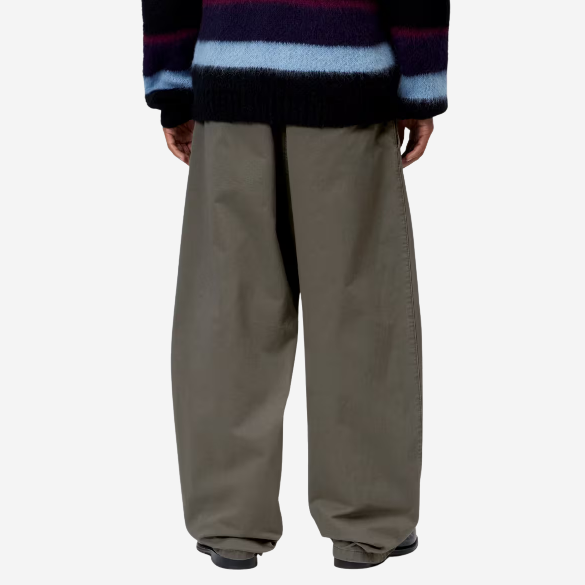 Pantalon Brady Shungite Stone Washed Carhartt WIP porté de dos, jambe large sur toute la hauteur