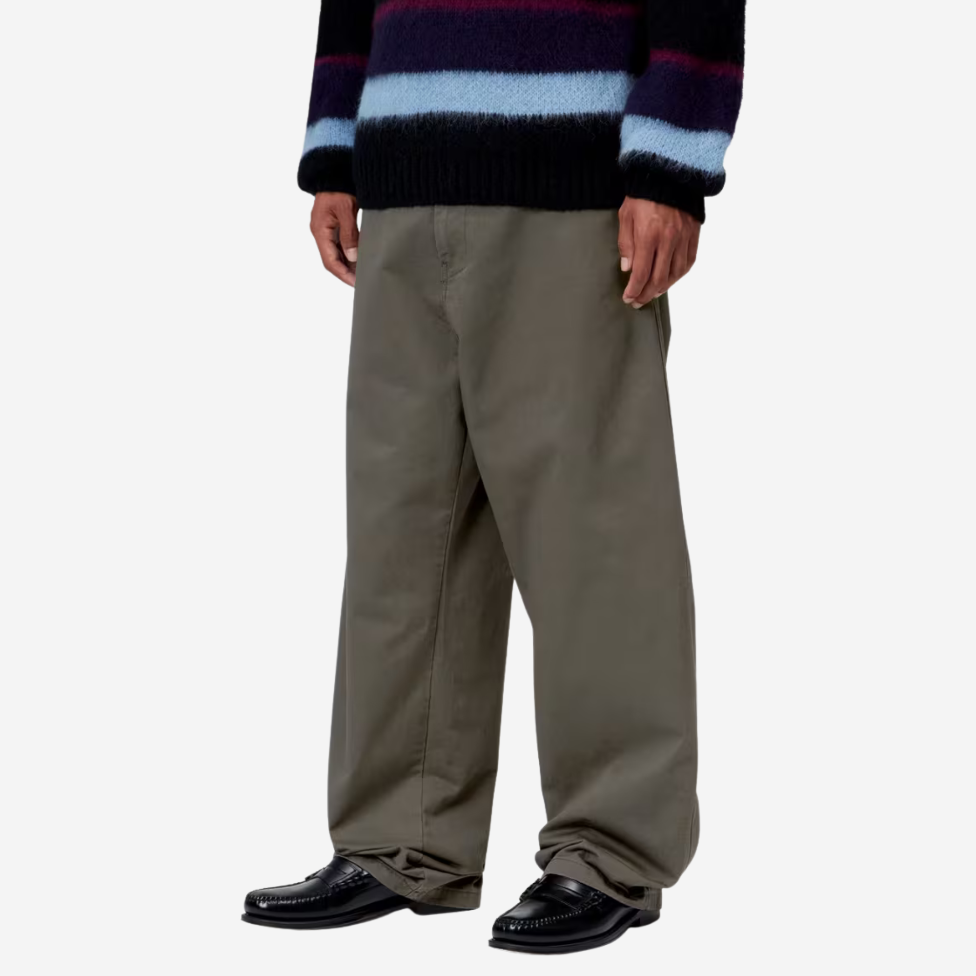 Pantalon Brady Shungite Stone Washed Carhartt WIP porté de profil, tombé kaki grisé sur des mocassins noirs