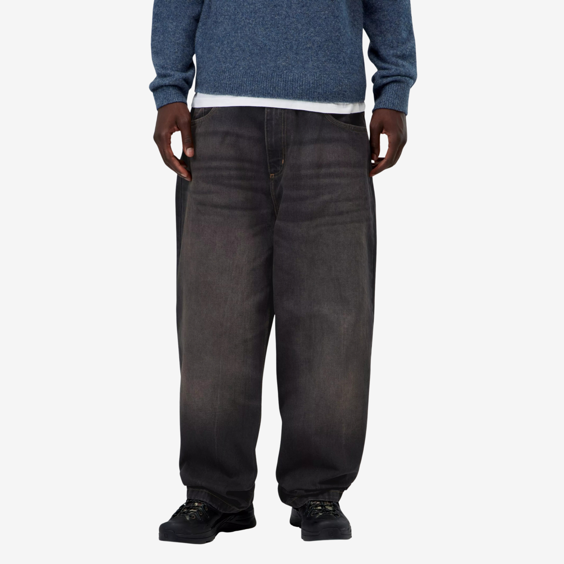 Brandon Pant porté de face, coupe loose straight et jambe large tombant sur les chaussures