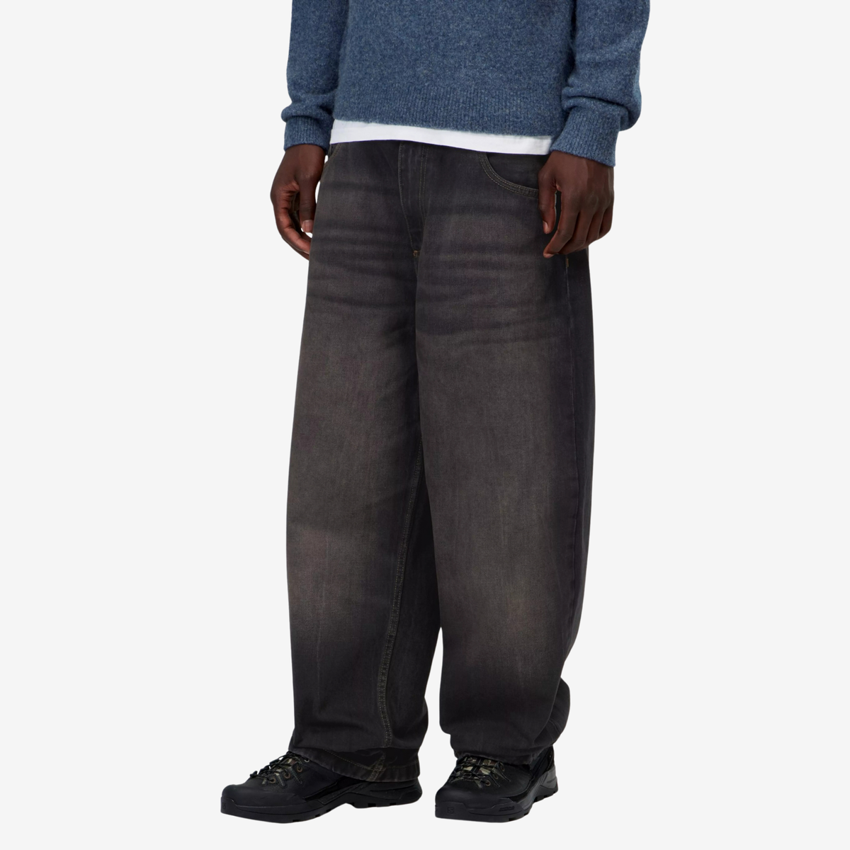 Brandon Pant porté de trois quarts, ourlet large cassant sur les chaussures