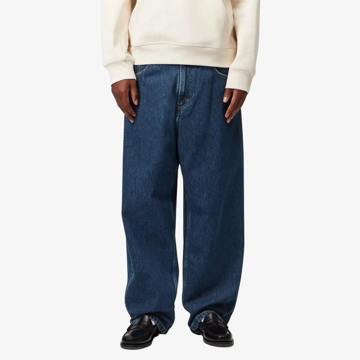 Brandon Pant Blue Stone Washed porté de face : denim délavé bleu franc, arêtes de couture blanchies, jambe ample