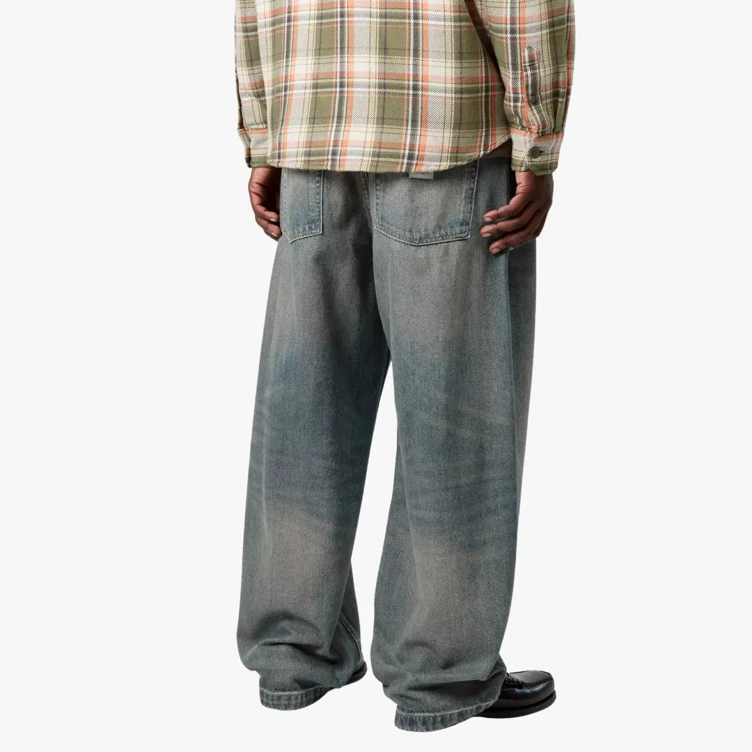 Brandon Pant Blue Worn Used Wash porté de dos, jambe très ample et délavage contrasté sur les cuisses