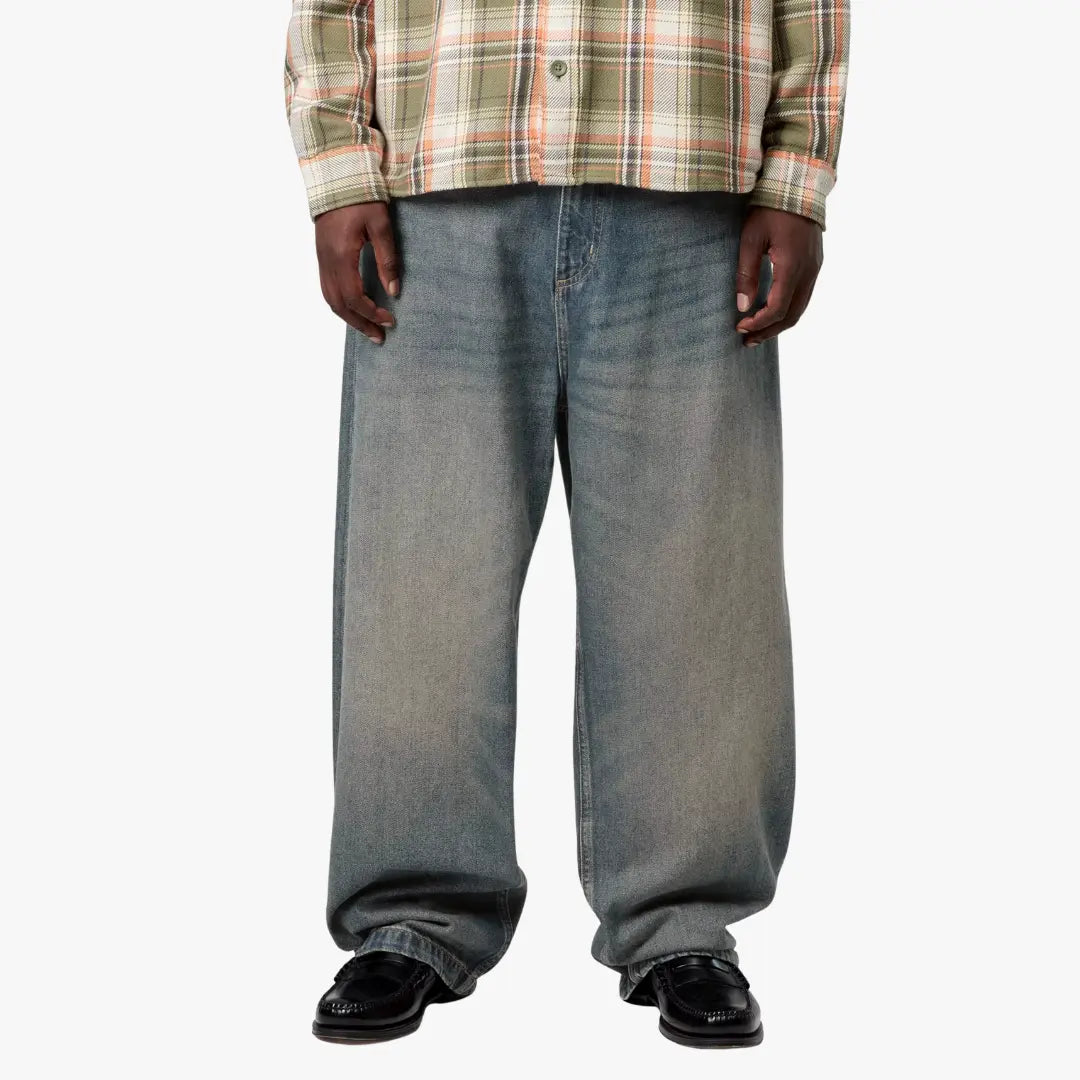 Brandon Pant porté de face, coupe loose straight en denim Blue Worn Used Wash aux reflets sable