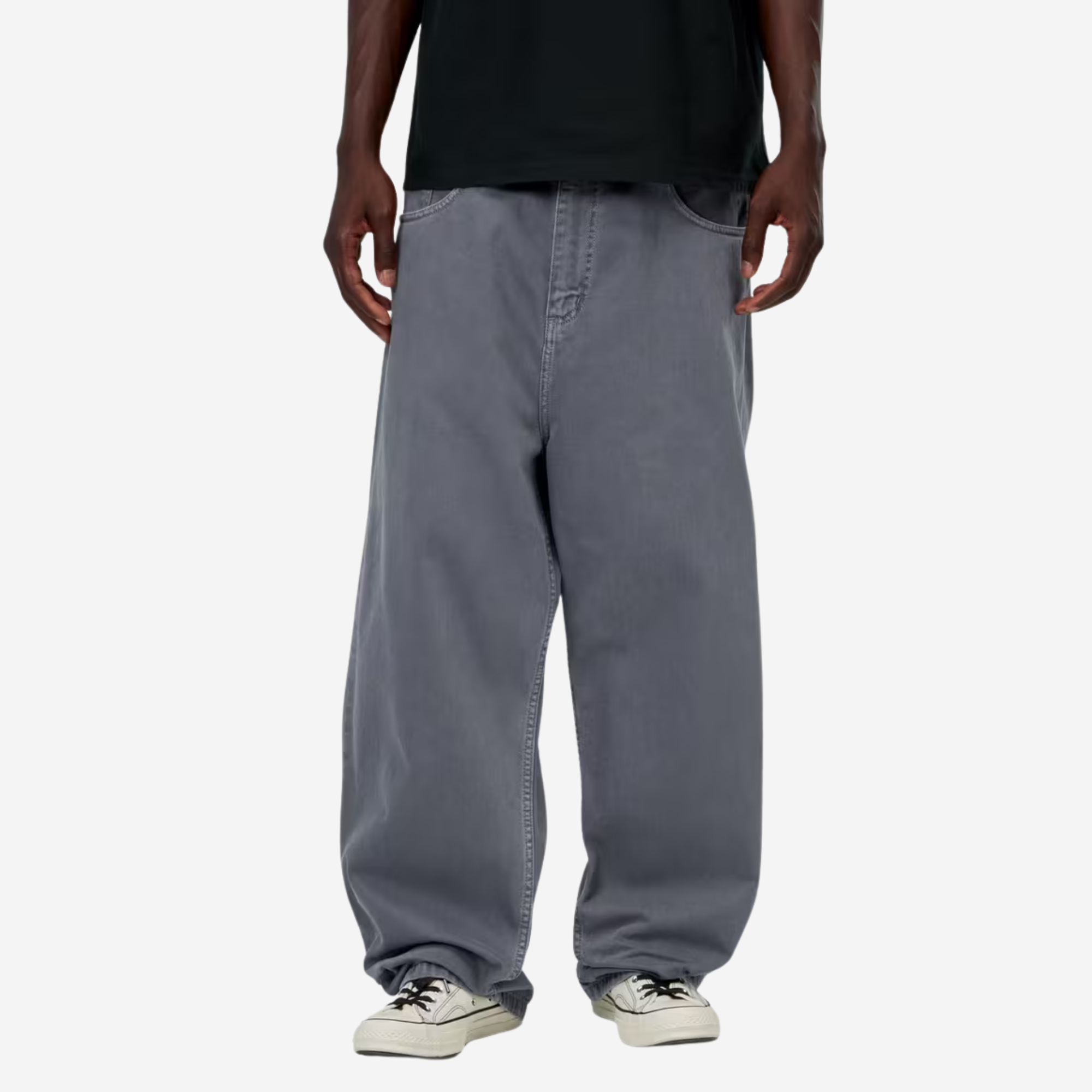 Pantalon Brandon Styx Carhartt WIP porté de face avec un t-shirt noir et des baskets basses blanches