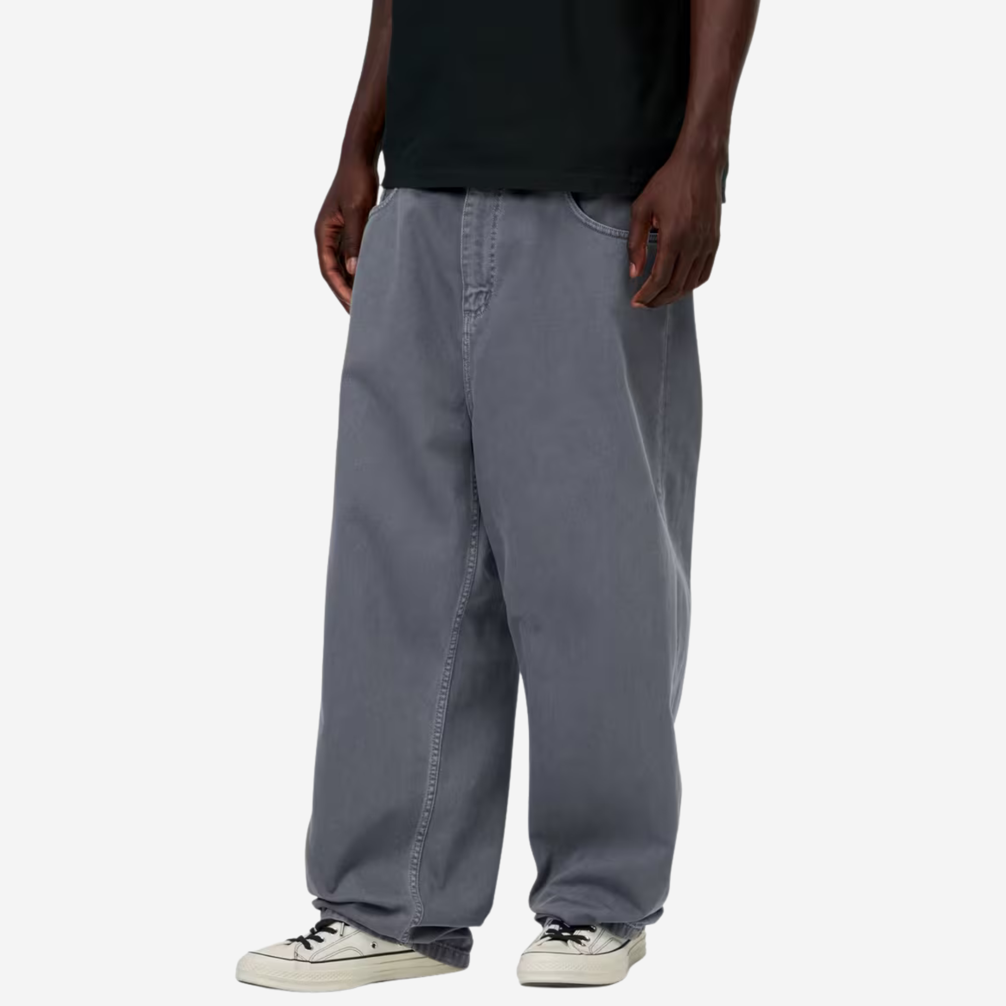 Pantalon Brandon Styx Carhartt WIP porté de profil, sergé de coton gris ardoise teint en pièce