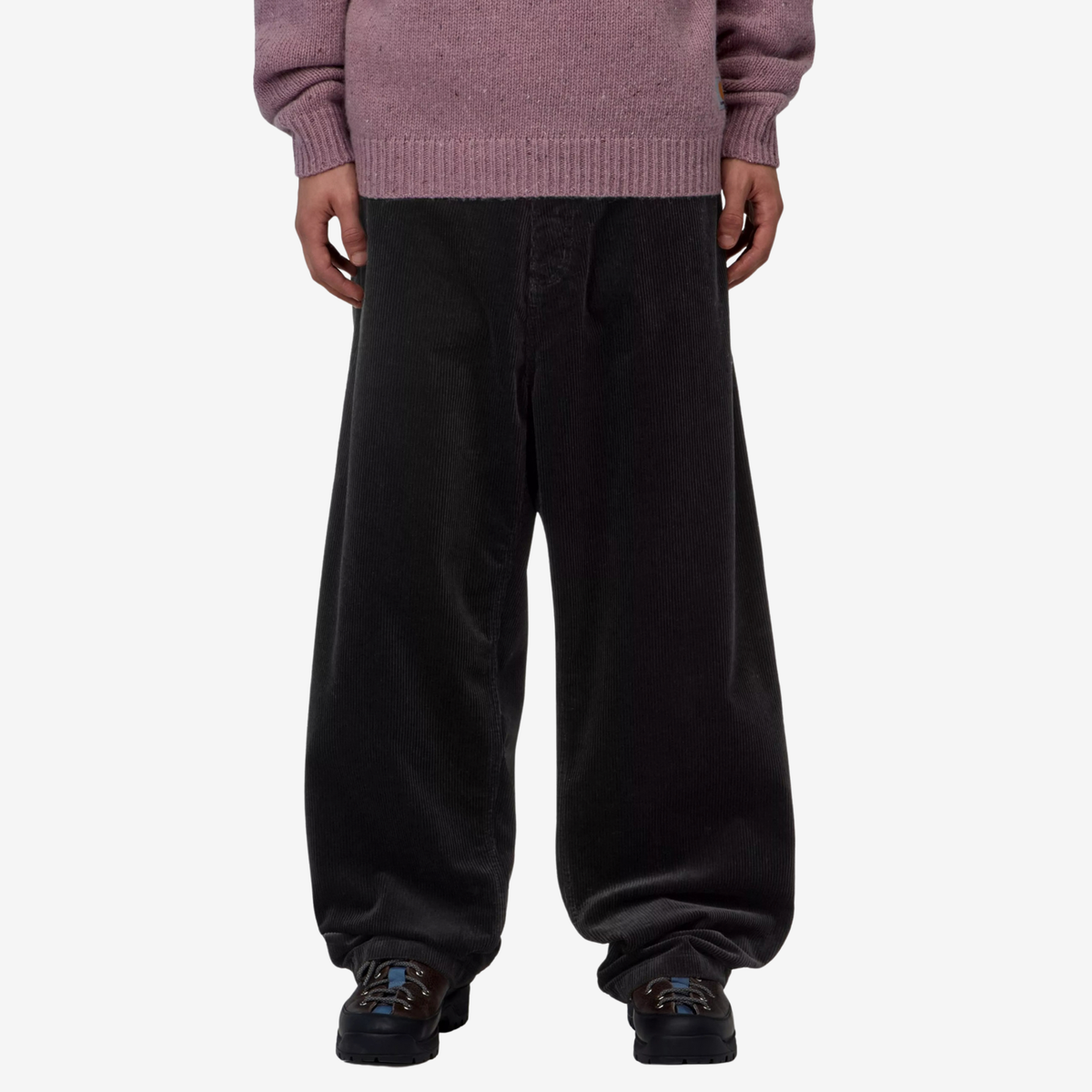 Brandon Pant Velours noir porté de face, jambe très large et droite tombant sur des chaussures montantes, avec un pull mauve