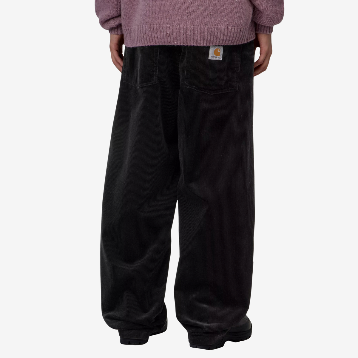 Brandon Pant Velours noir porté de dos : velours côtelé large côte, poches plaquées et Square Label Carhartt WIP