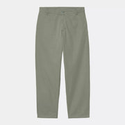 Calder Pant vert sauge grisé à plat de face : coupe droite, passants de ceinture et poches italiennes