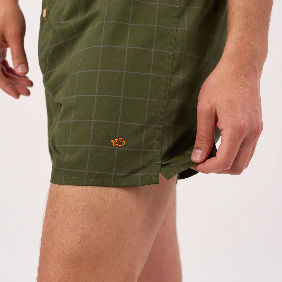 Détail du poisson orange brodé sur la jambe du caleçon BillyBelt City Green à carreaux vert olive