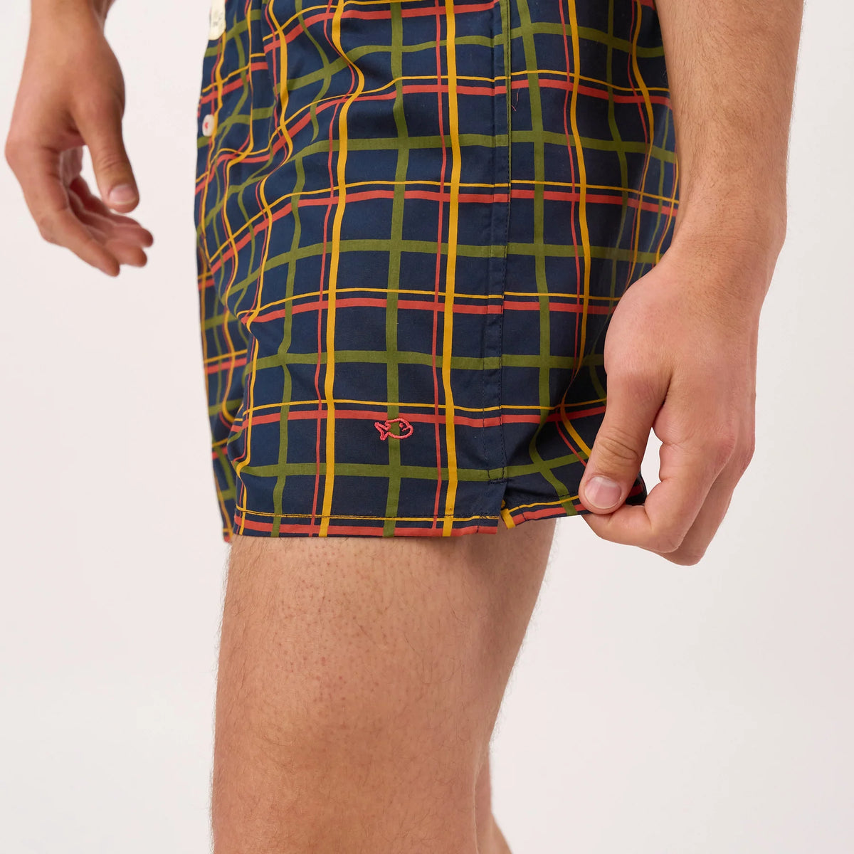 Caleçon Urban Tartan porté de profil, détail de la jambe et du petit poisson brodé en rouge