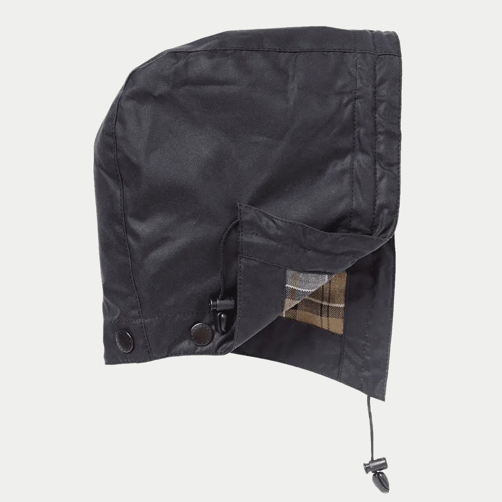 Capuche Barbour Wax navy ouverte de profil, laissant voir la doublure tartan Barbour beige, grise et noire