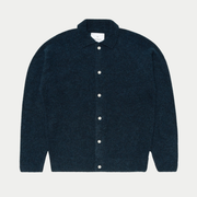 Cardigan Gemini bleu marine Edwin à plat de face, col chemise, boutons ivoire et ourlet côtelé