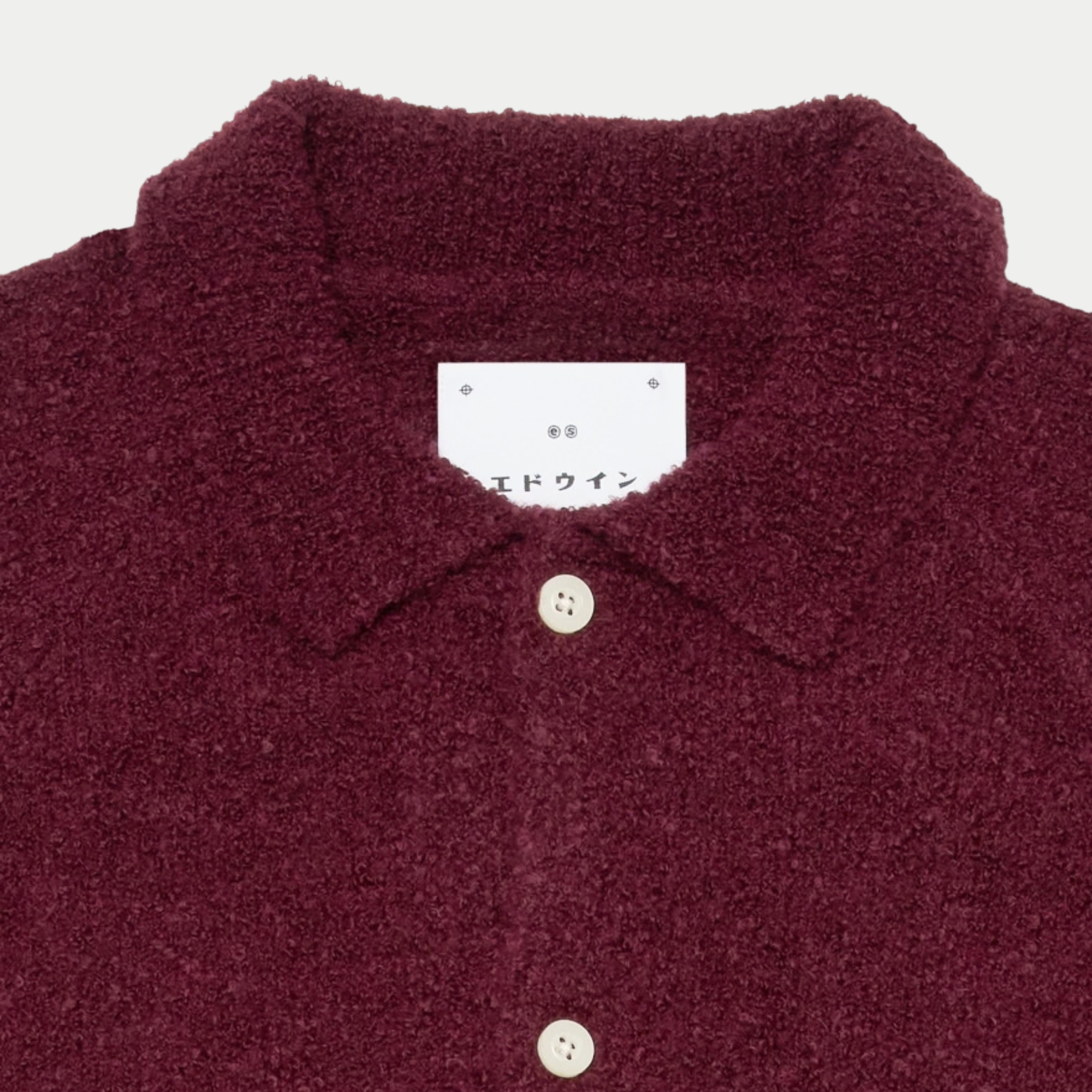 Macro du col chemise du cardigan Gemini Edwin bordeaux, étiquette Edwin en katakana et bouton ivoire