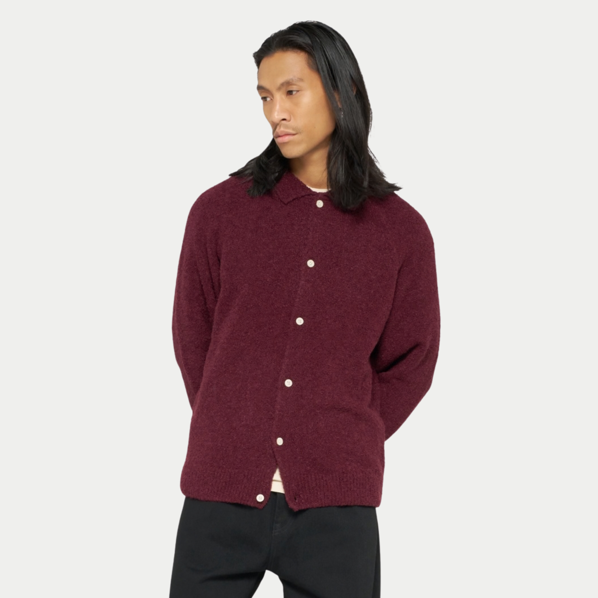 Cardigan Gemini Edwin bordeaux porté de face, ouvert sur un tee-shirt écru