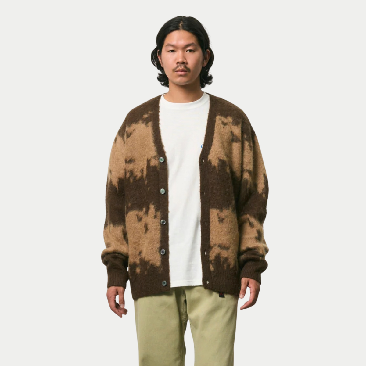 Cardigan Gramicci mohair taupe porté ouvert sur un t-shirt blanc, éclaboussures brun foncé, vue de face
