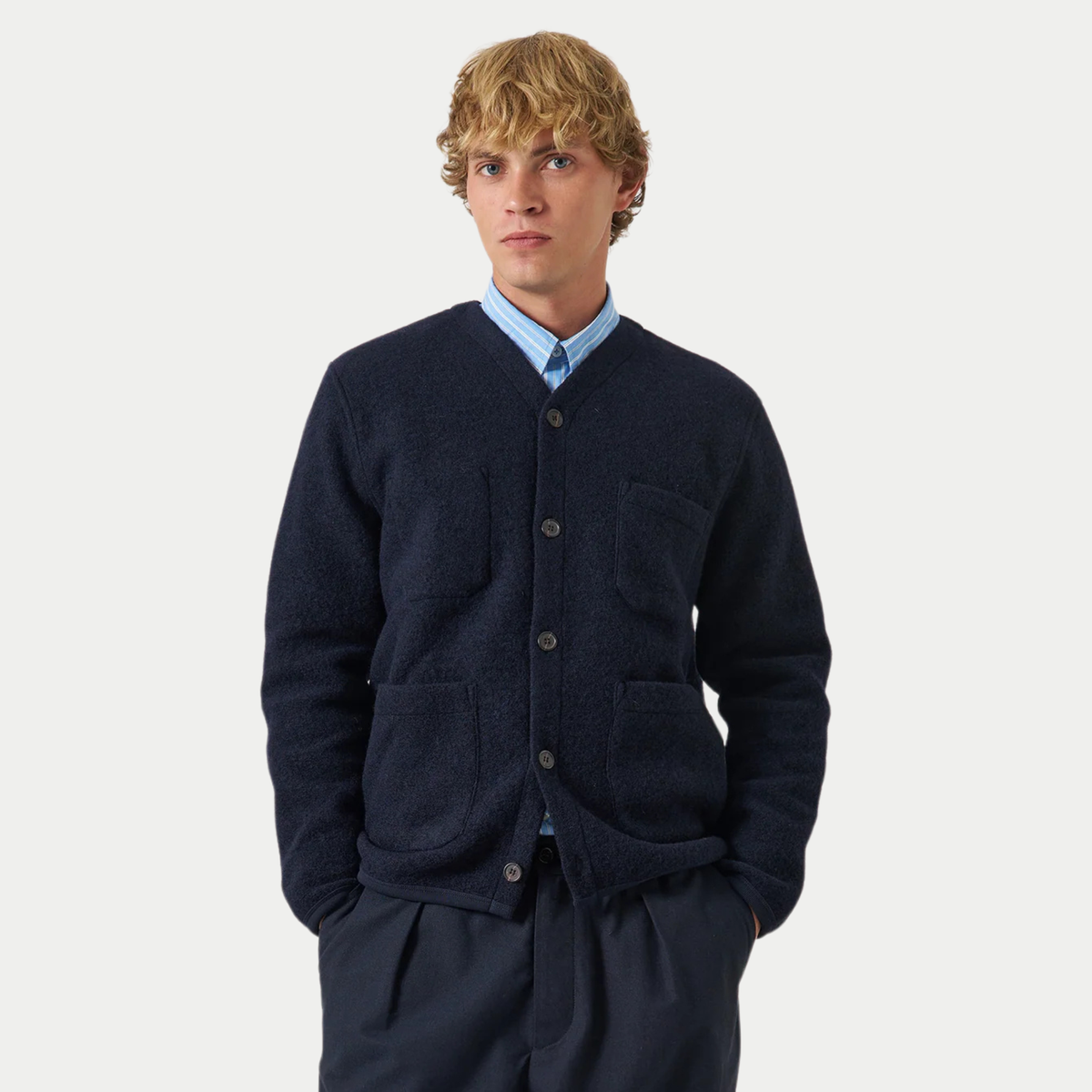 Cardigan en Wool Fleece bleu marine Universal Works porté de face sur une chemise rayée bleu ciel