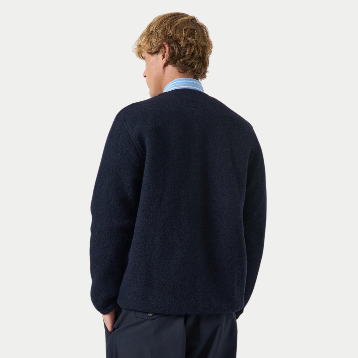 Cardigan en Wool Fleece bleu marine Universal Works porté de dos, dos uni sans découpe