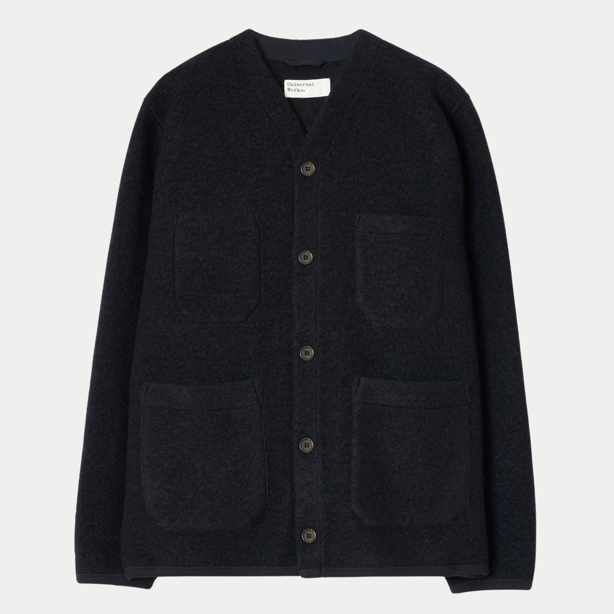 Cardigan en Wool Fleece bleu marine Universal Works à plat, col en V, cinq boutons et poches plaquées