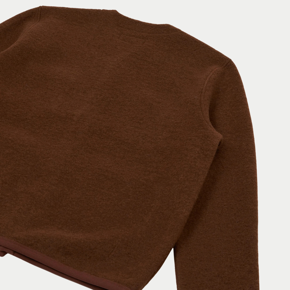 Dos à plat du cardigan en Wool Fleece marron, emmanchure surpiquée et bas bordé d'un biais ton sur ton