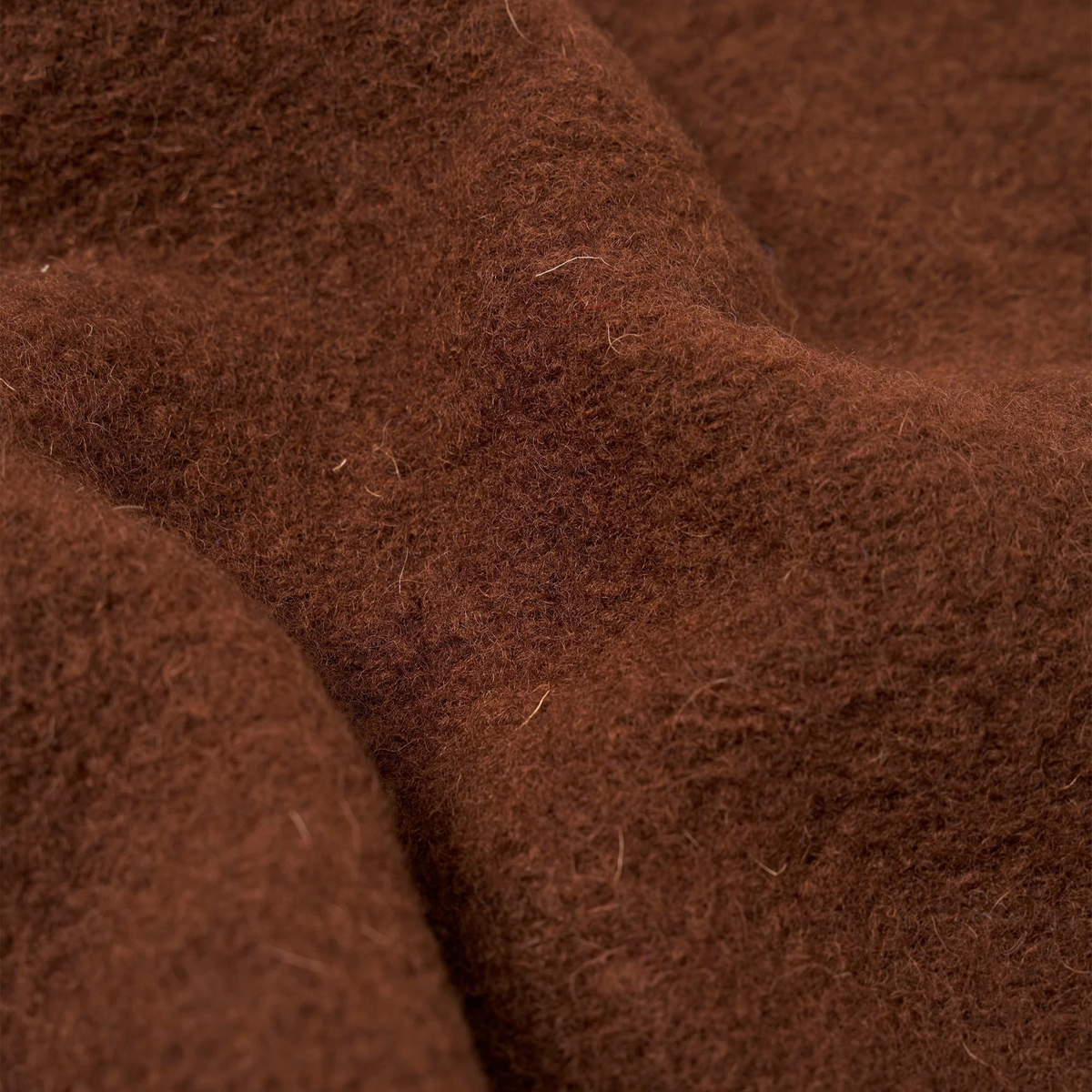 Gros plan du Wool Fleece marron châtaigne du cardigan Universal Works, fibres duveteuses