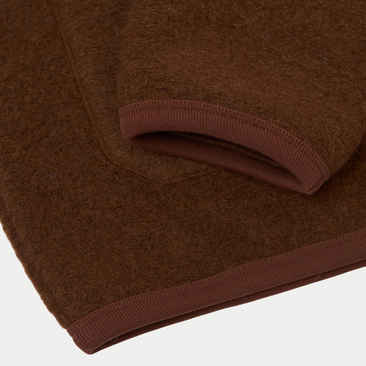 Poignet et ourlet du cardigan en Wool Fleece marron bordés de côtes fines en coton ton sur ton