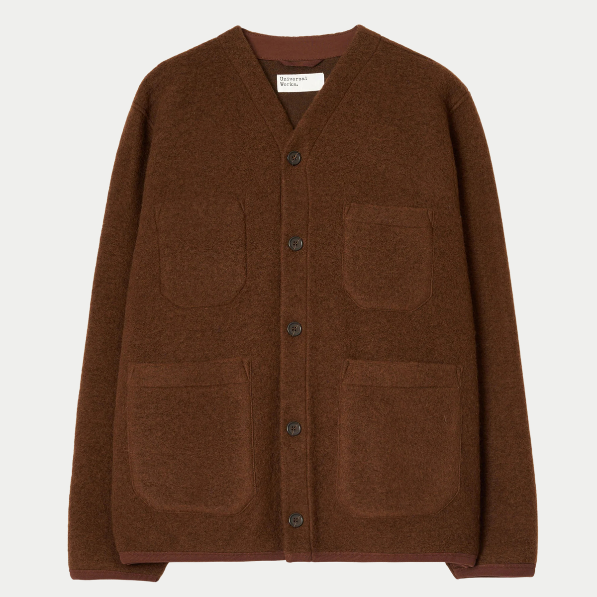 Cardigan en Wool Fleece marron Universal Works à plat, col en V, cinq boutons et trois poches plaquées