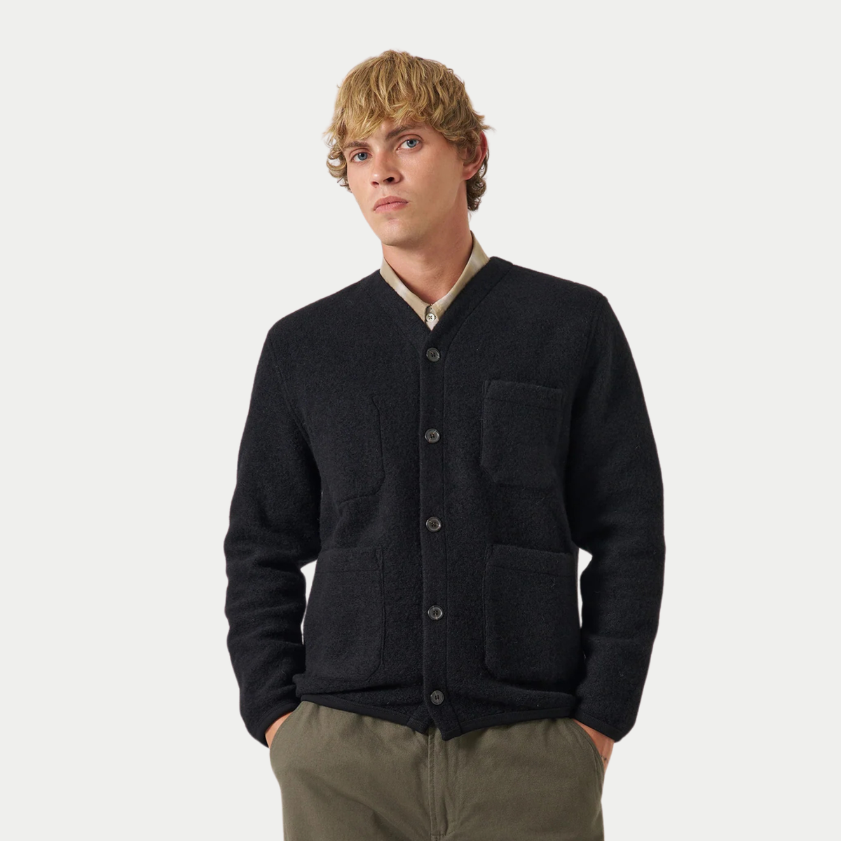 Cardigan en Wool Fleece noir Universal Works porté boutonné de face sur une chemise beige