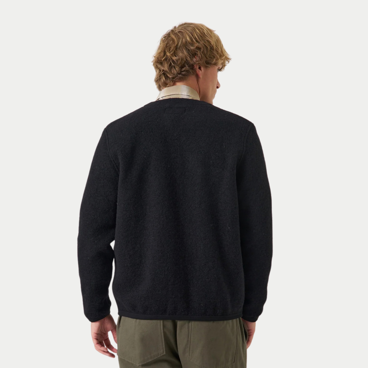 Cardigan en Wool Fleece noir Universal Works porté de dos, dos uni et bas bordé de côtes fines