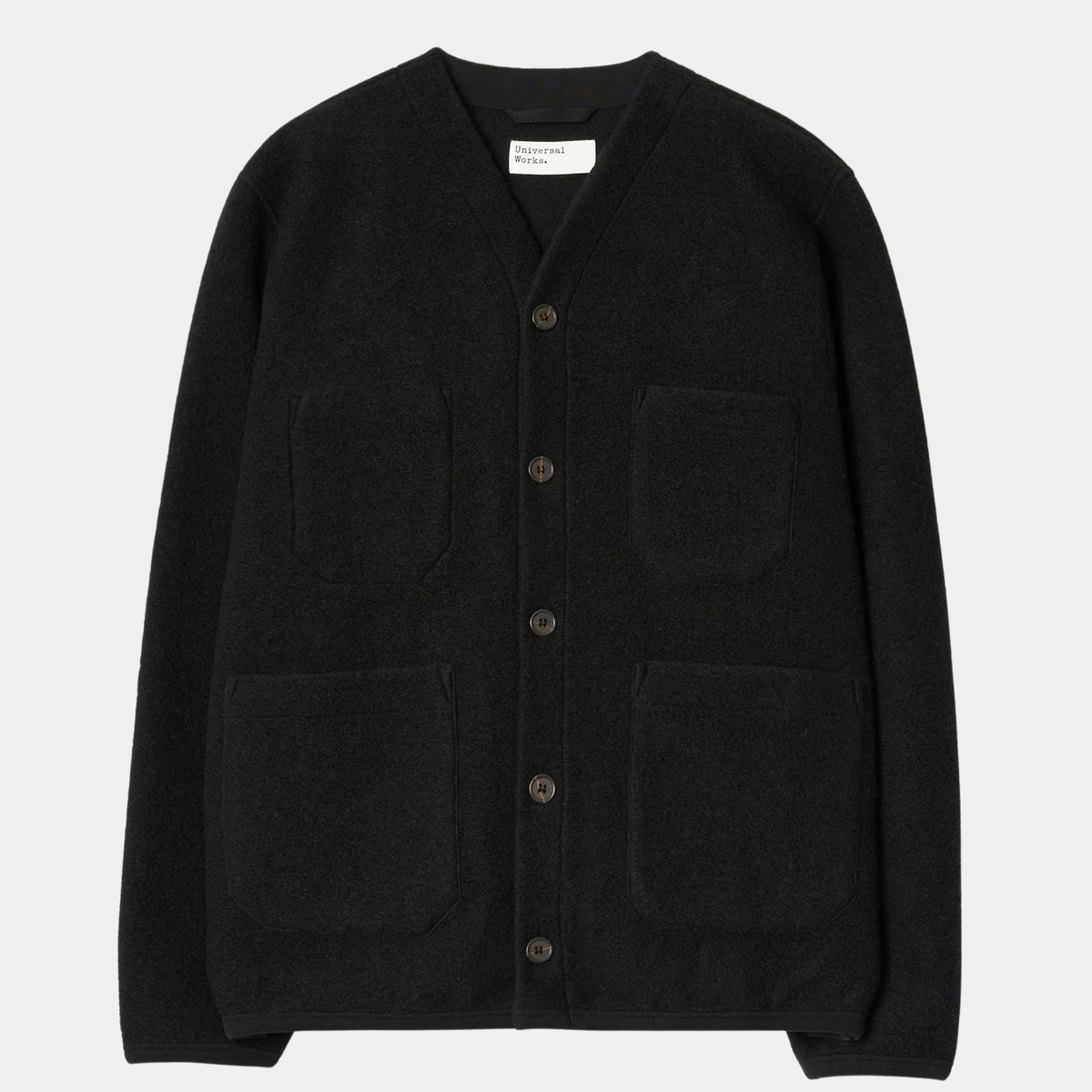 Cardigan en Wool Fleece noir Universal Works à plat, col en V, cinq boutons et poches plaquées