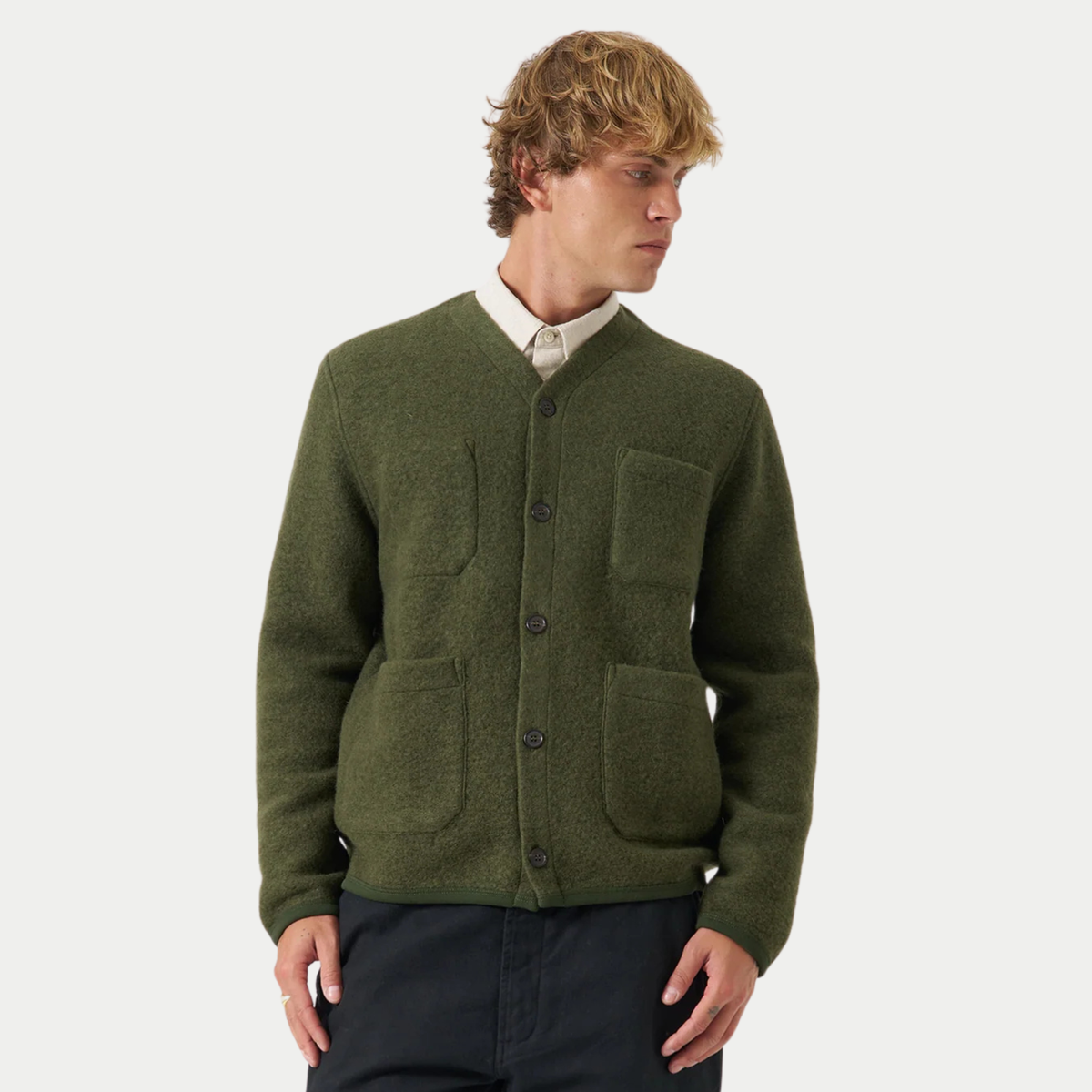 Cardigan en Wool Fleece vert olive Universal Works porté boutonné de face sur une chemise écrue