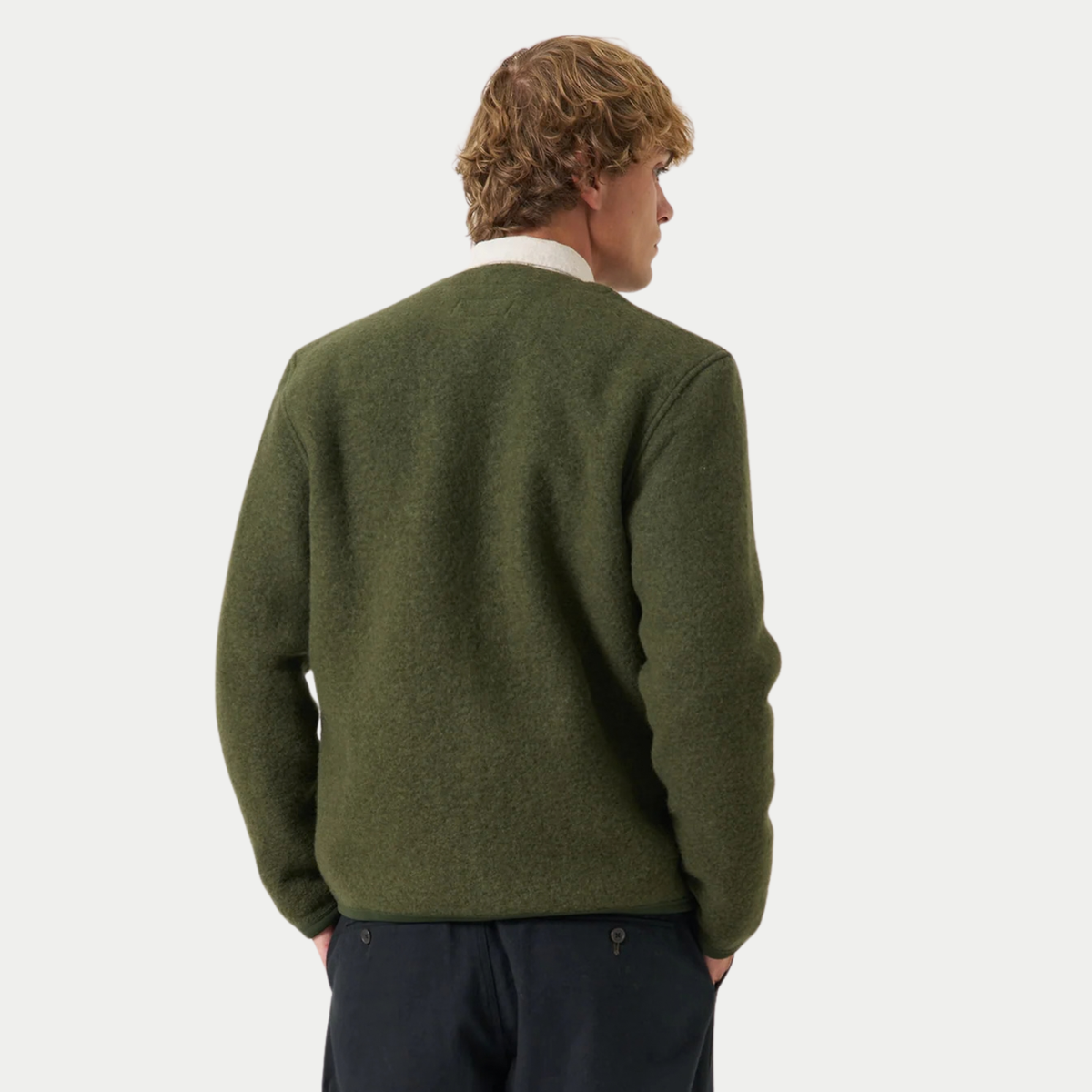 Cardigan en Wool Fleece vert olive Universal Works porté de dos, dos uni et bas bordé d'un biais