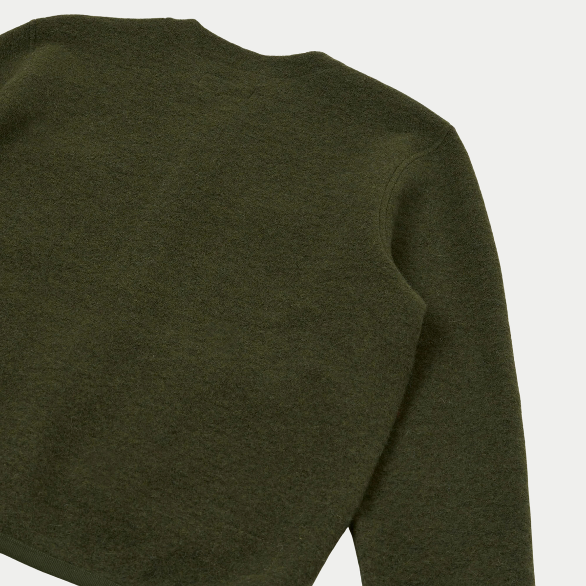 Dos à plat du cardigan en Wool Fleece vert olive, emmanchure surpiquée et surface feutrée
