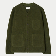 Cardigan en Wool Fleece vert olive Universal Works à plat, col en V, cinq boutons et poches plaquées