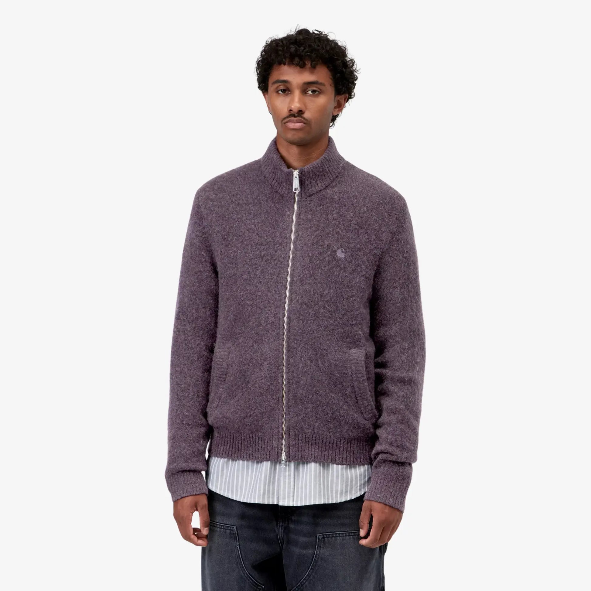 Homme portant le cardigan zippé Curtis Shady Purple Carhartt WIP fermé sur une chemise rayée, vue de face
