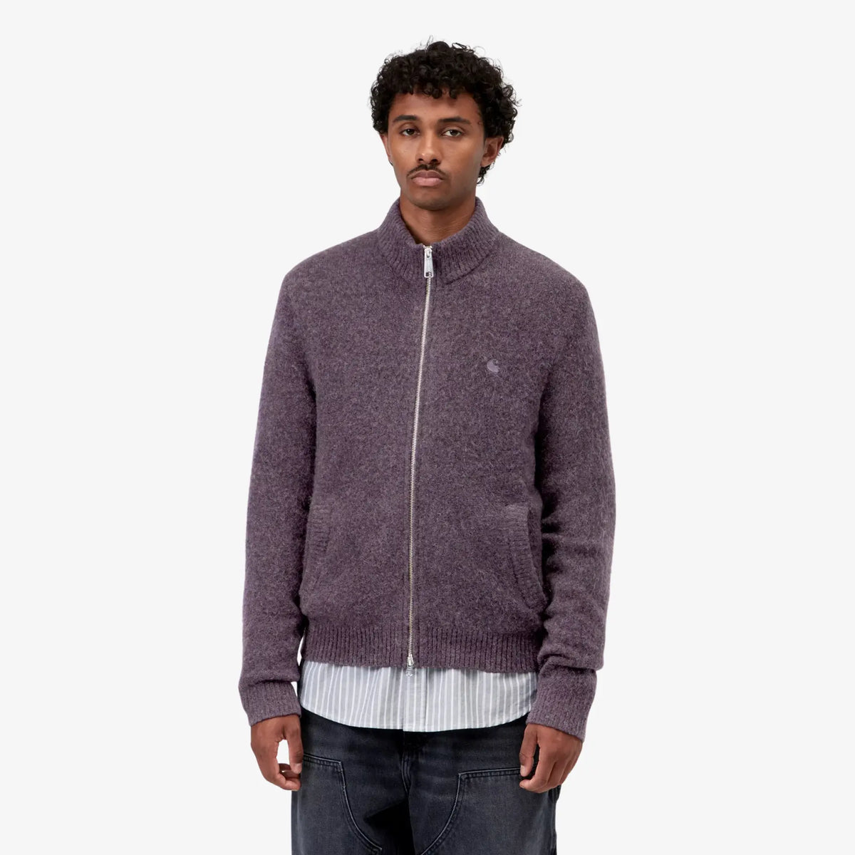 Homme portant le cardigan zippé Curtis Shady Purple Carhartt WIP fermé sur une chemise rayée, vue de face