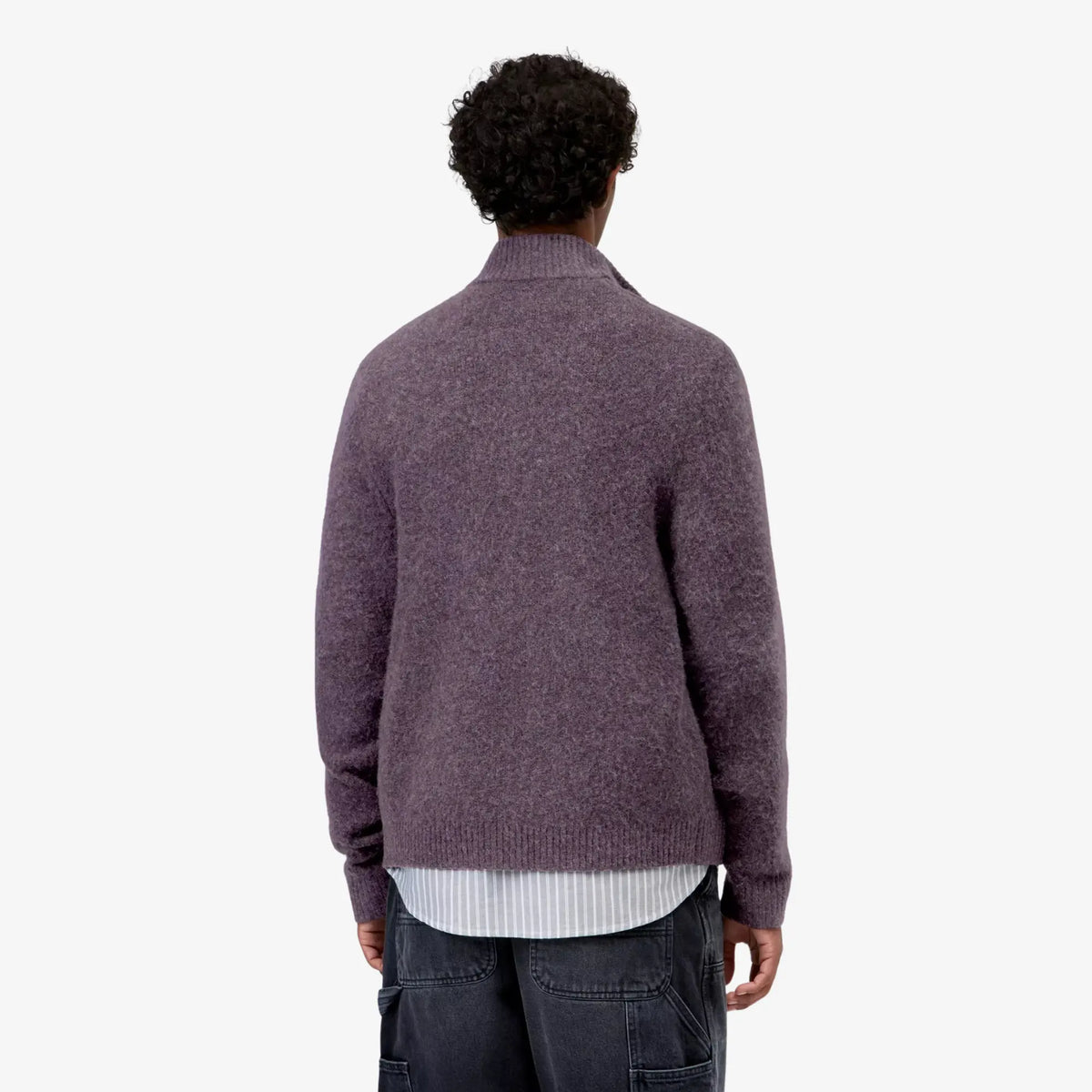 Cardigan zippé Curtis Shady Purple Carhartt WIP porté de dos, coupe courte à épaules tombantes et bas côtelé