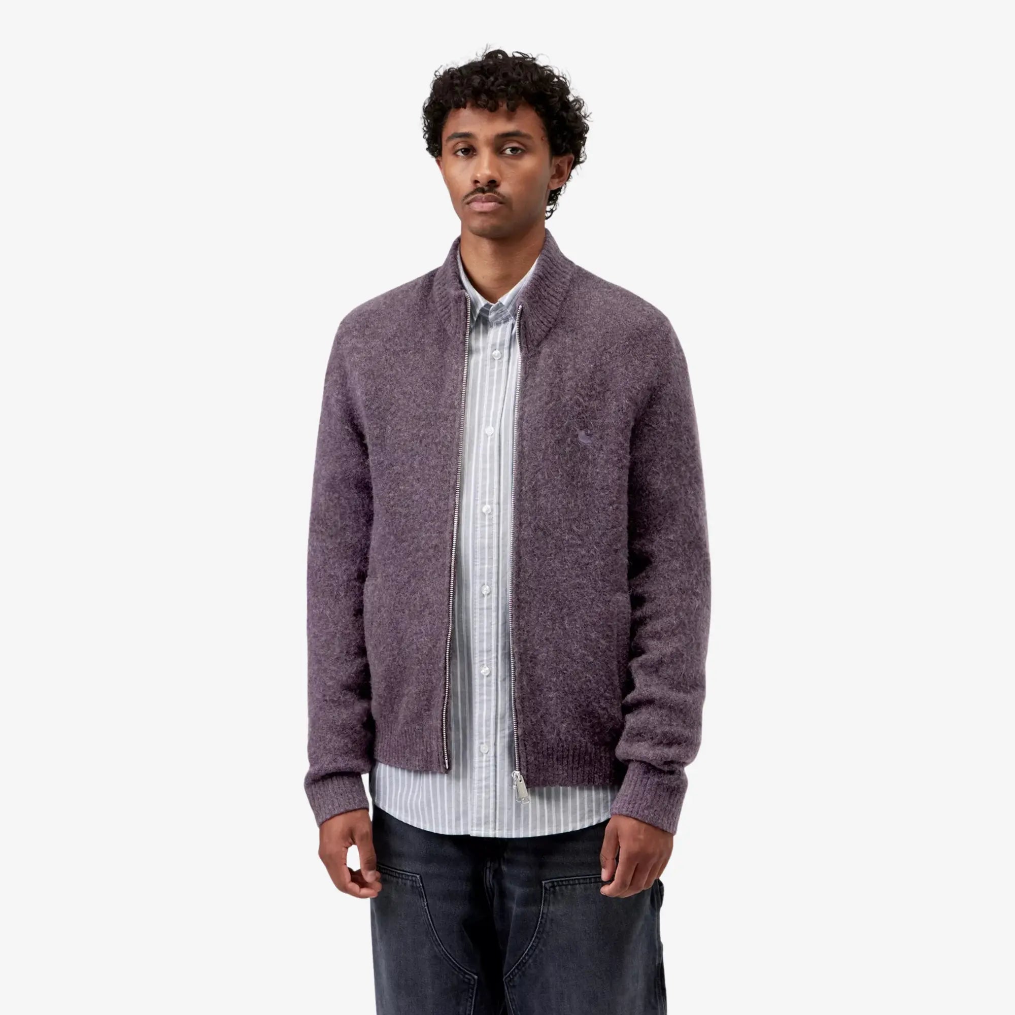 Cardigan zippé Curtis Shady Purple Carhartt WIP porté ouvert sur une chemise rayée, tombé de la maille duveteuse