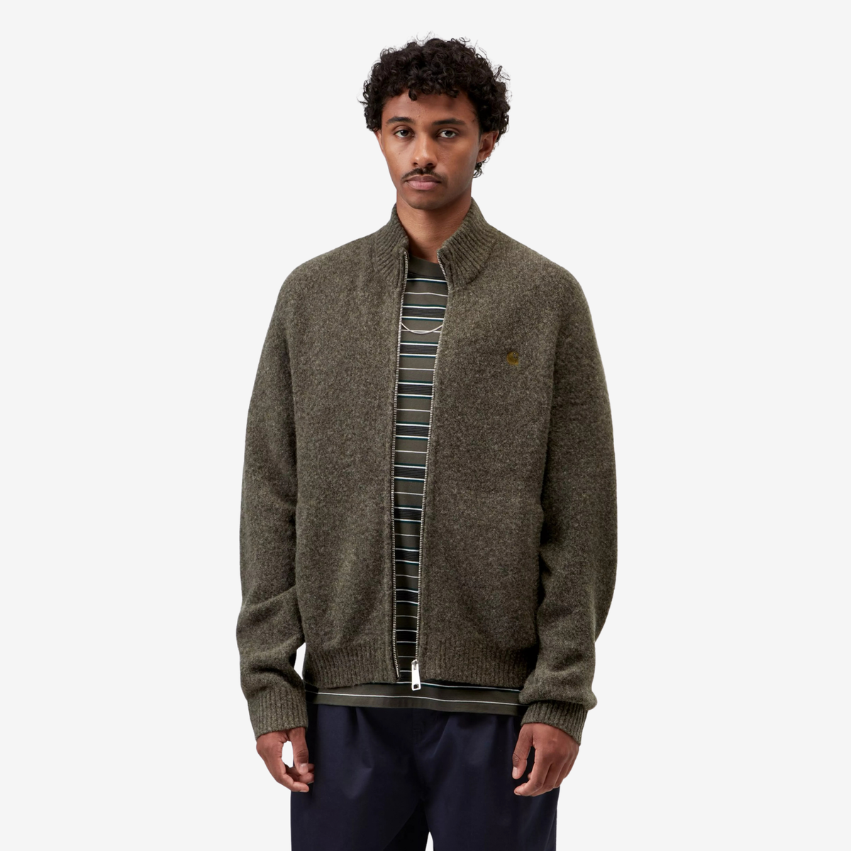 Cardigan Curtis kaki porté ouvert sur un t-shirt rayé, logo C brodé doré sur la poitrine