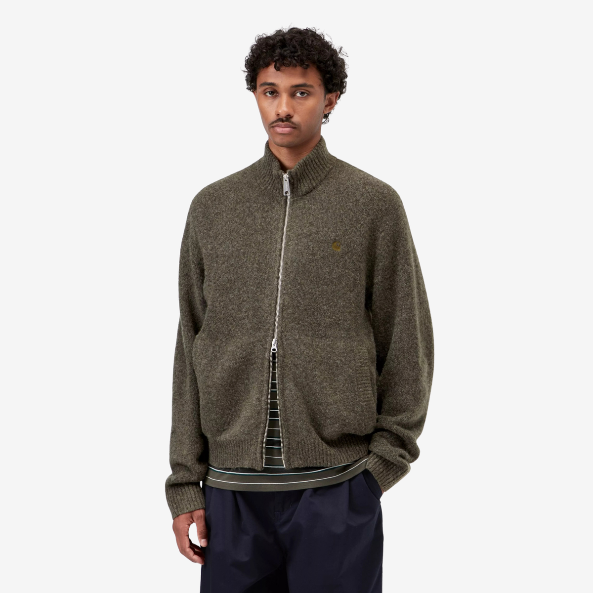 Cardigan Curtis kaki porté fermé, zip double sens ouvert par le bas