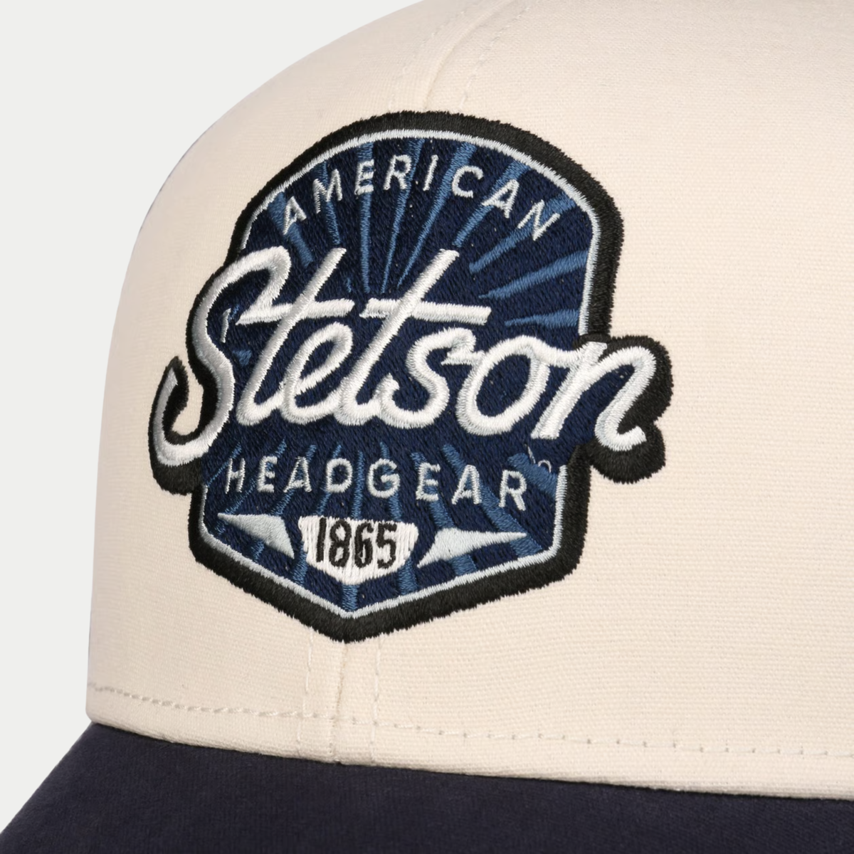 Casquette baseball Stetson 1865 American Headgear écru et bleu marine - gros plan de l'écusson brodé 1865