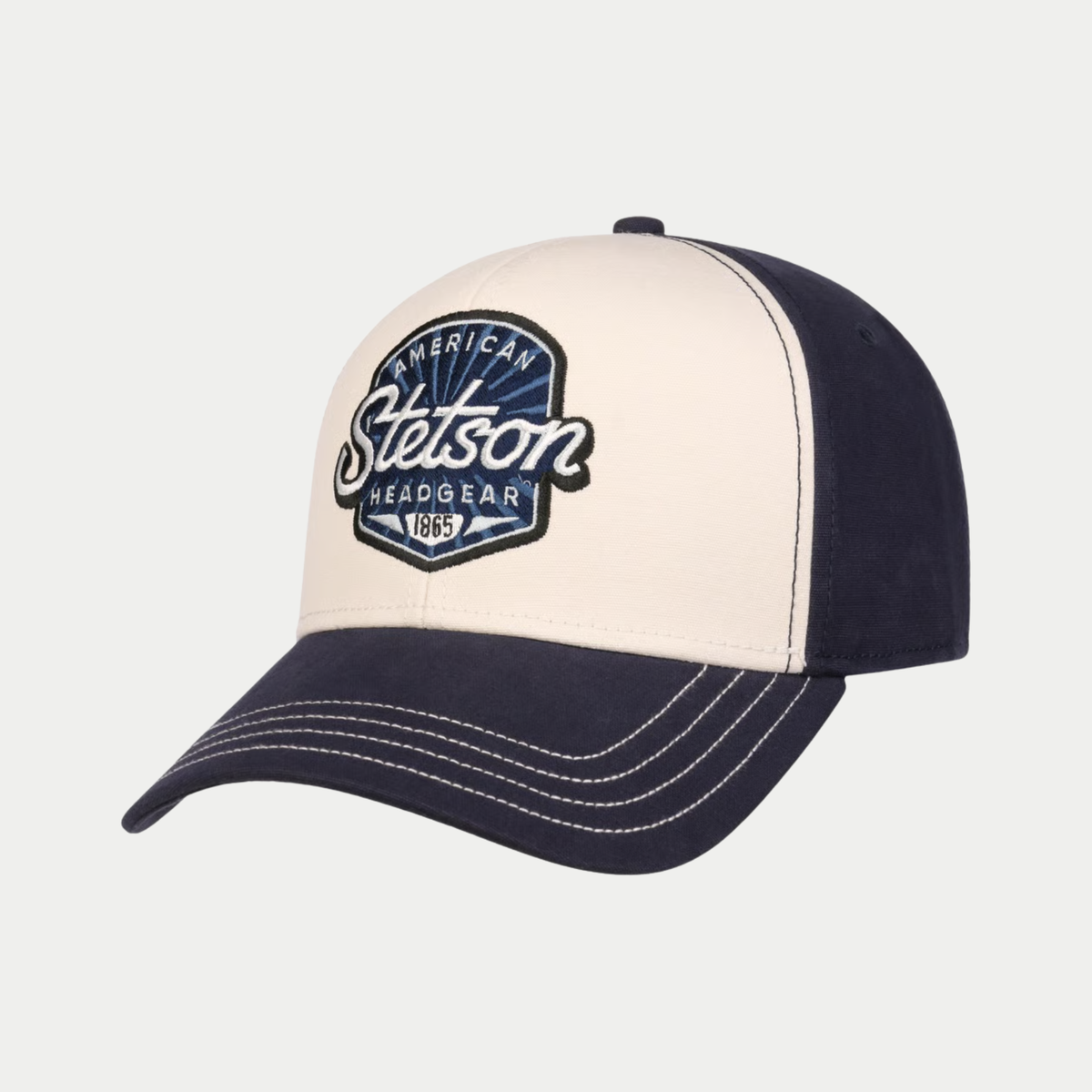 Casquette baseball Stetson 1865 American Headgear écru et bleu marine - vue de trois-quarts, écusson brodé