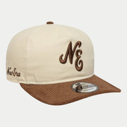 Casquette écrue vue de trois quarts, monogramme NE brodé marron et visière en velours côtelé
