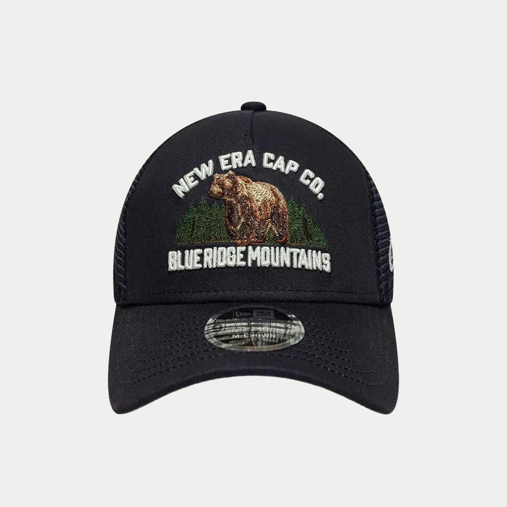 Broderie New Era Cap Co. et Blue Ridge Mountains avec un ours brun, de face sur la calotte Bleu Marine