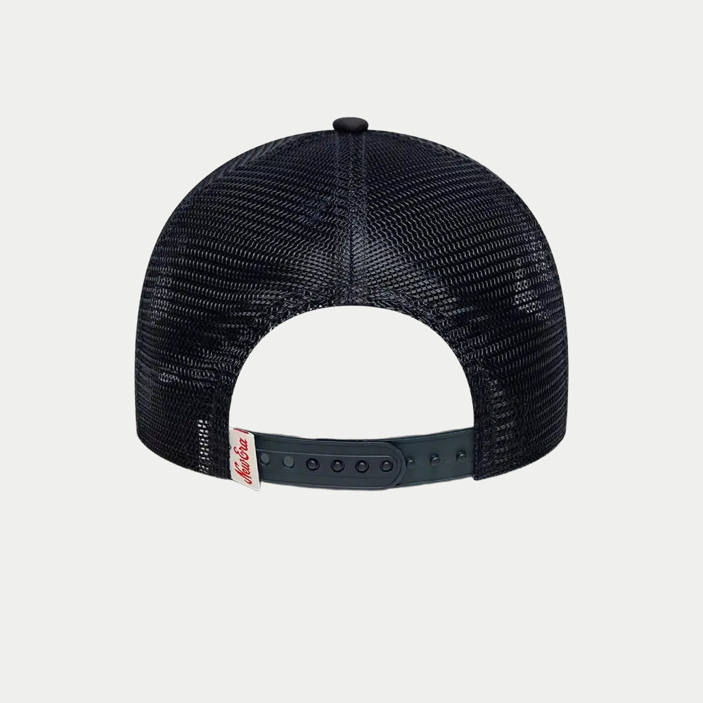 Dos ton sur ton : filet Bleu Marine et sangle snapback à pressions portant une étiquette New Era rouge